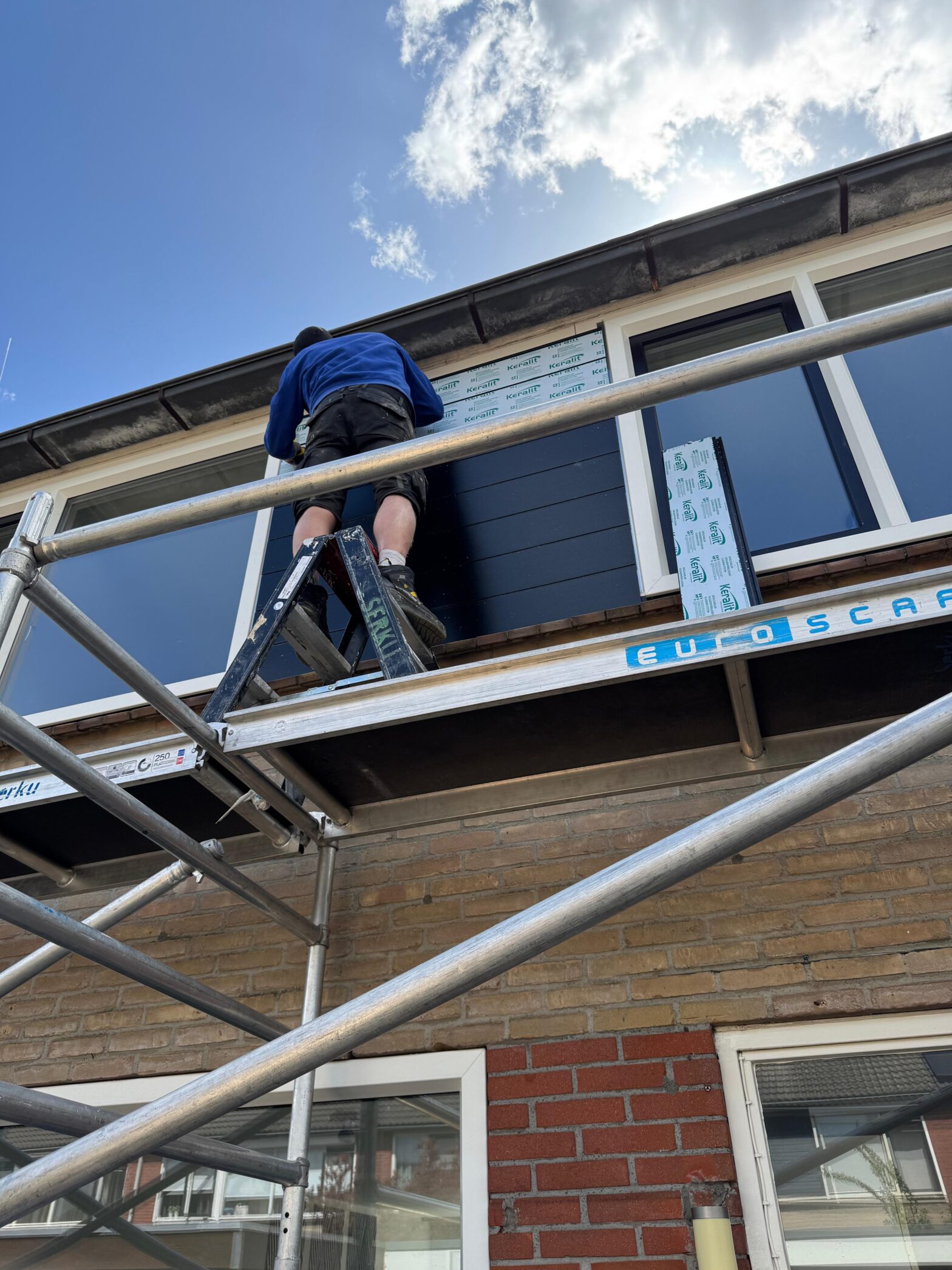 Krassen verwijderen van kunststof kozijnen