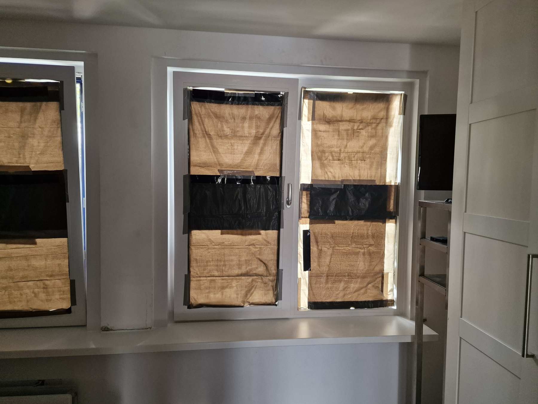 Nieuwe kunststof kozijnen aan de binnenkant met strak afgewerkte witte dagkanten en afgedekt glas
